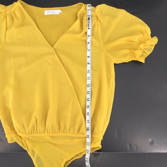 All In Favor Mellow Yellow Smocked Puff Sleeve Surplice Button Bodysuit Sz Small - Picture 8 of 15